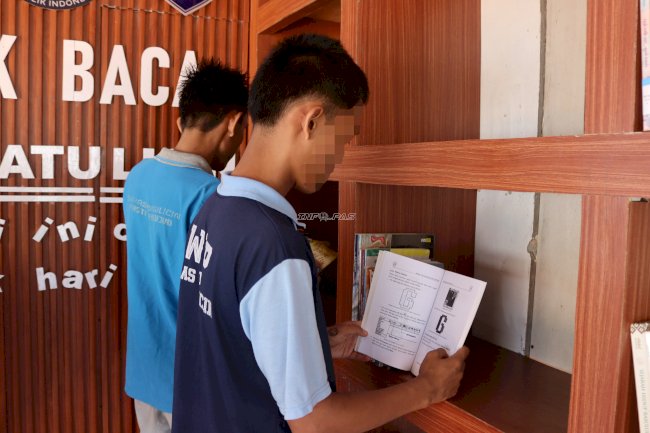 Pojok Baca Berbenah, Minat Literasi Warga Binaan Lapas Batulicin Meningkat