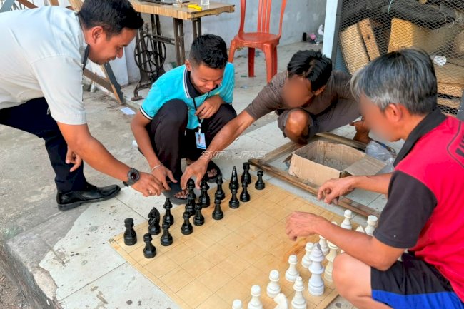 Asah Keterampilan, Warga Binaan Lapas Narkotika Karang Intan Buat Papan Catur