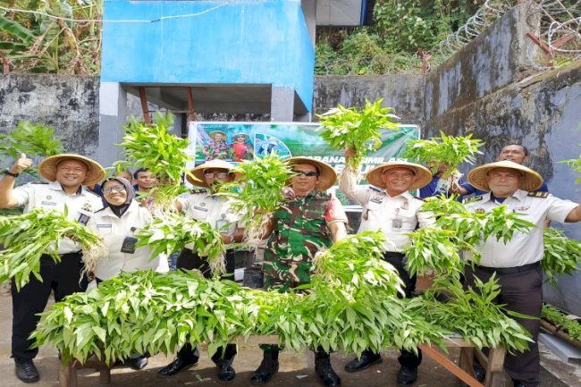 Optimalkan Lahan Brandgang, Lapas Bandanaira Panen 40 Ikat Kangkung
