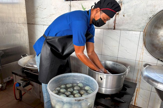 Digandrungi Masyarakat, Rutan Rantau Kembali Produksi Telur Asin RuRa