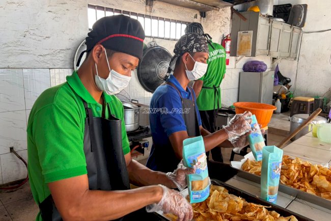 Ludes Dibeli Pengunjung, Warga Binaan Rutan Rantau Kembali Produksi Keripik Singkong RuRa 