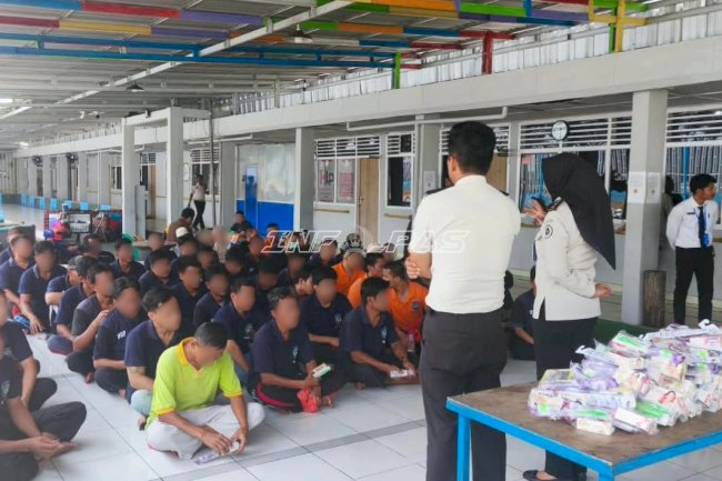 Peduli Kesehatan, Lapas Pangkalpinang Bagikan Susu Lansia dan Paket Kebersihan