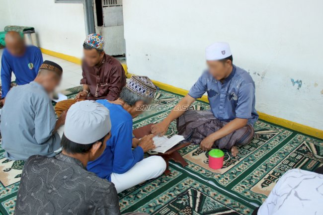 Warga Binaan Mahir Al-Qur’an Bimbing 12 Rekan Belajar Iqra di Blok E Lapas Banjarmasin