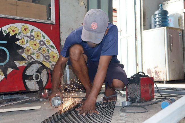 Warga Binaan Lapas Ambon Produktif Garap Pesanan Pagar Besi