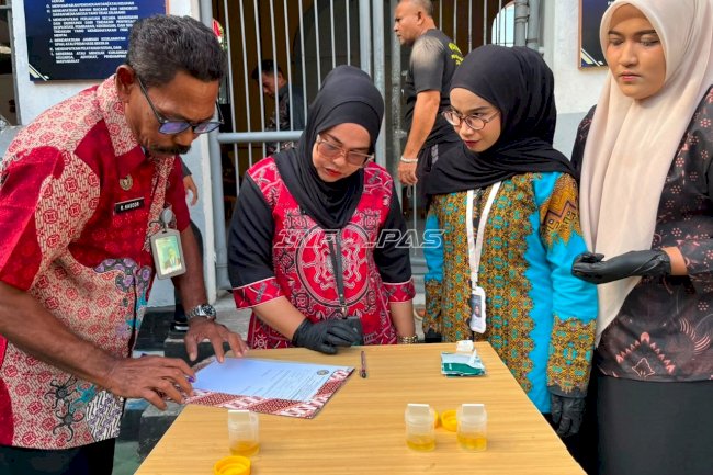 Deteksi Dini Penyalahgunaan Narkoba, Lapas Bandanaira Tes Urine Acak Petugas dan Warga Binaan