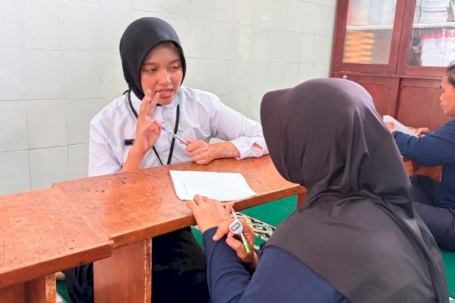 Peserta Magang di Lapas Perempuan Malang Dampingi Warga Binaan Kejar Paket, Latihan Membaca Jadi Bagian Pembinaan