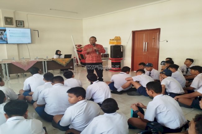 Bangun Kesadaran Hukum Sejak Dini, Bapas Denpasar Hadirkan “Bapas Mengajar” di SMPN 15 Denpasar