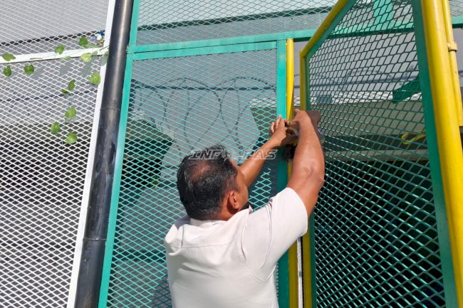 Jaga Kesiapan Sarpras, Petugas Lapas Perempuan Ambon Periksa Engsel Pintu Hunian
