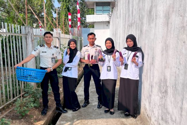 Panen Melimpah di Rutan Barabai Hasilkan 27 Kilogram Terung dari Kebun SAE
