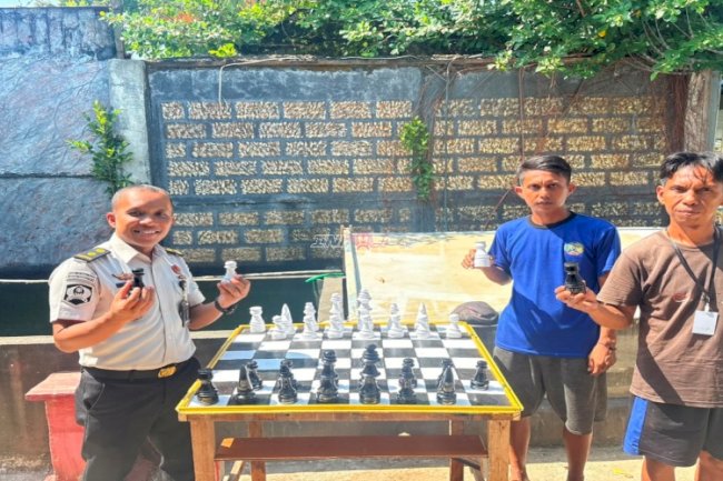 Kreatif dan Produktif, Warga Binaan Lapas Narkotika Karang Intan Tuntaskan Pembuatan Papan Catur