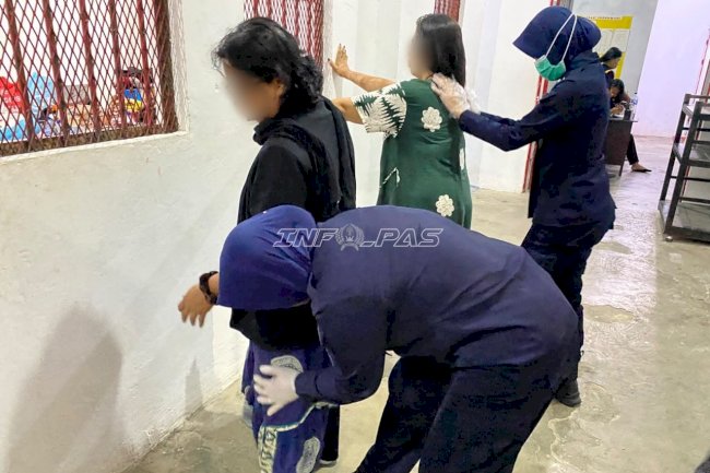 Perkuat Deteksi Dini Gangguan Kamtib, Kalapas Perempuan Ambon Pimpin Razia Kamar Hunian