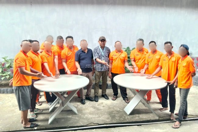 Dari Kreativitas Jadi Produk Bernilai, Warga Binaan Rutan Ambon Hasilkan Dua Meja Lipat