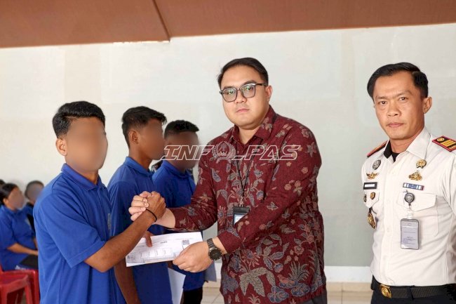 Salurkan Premi, Rutan SoE dan BRI Serahkan Buku Tabungan bagi Warga Binaan