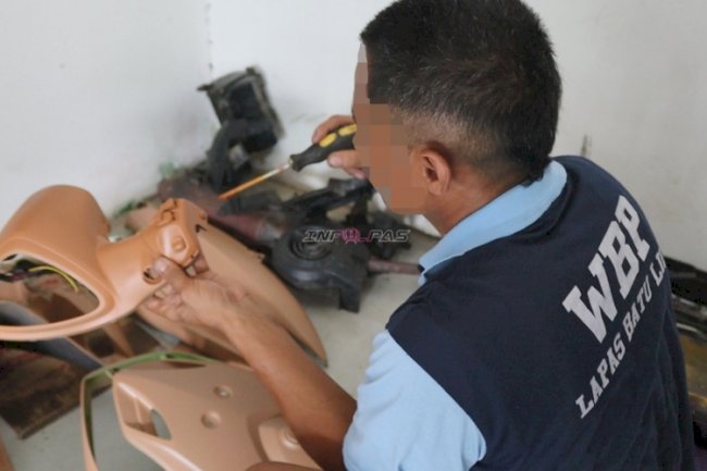Asah Keahlian Otomotif, Warga Binaan Lapas Batulicin Praktik Servis Motor
