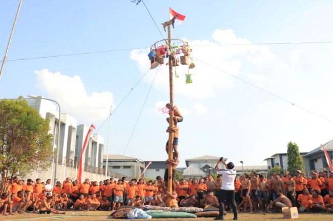 Puncak HUT Ke-81 RI, Lapas Pemuda Madiun Gelar Lomba Panjat Pinang Berhadiah Satu Kambing