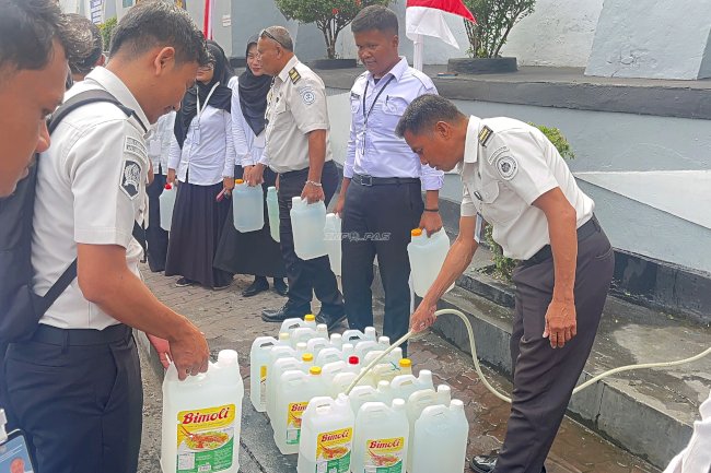Peduli Sesama, Lapas Bandanaira Salurkan Air Bersih bagi Warga Terdampak Kekeringan