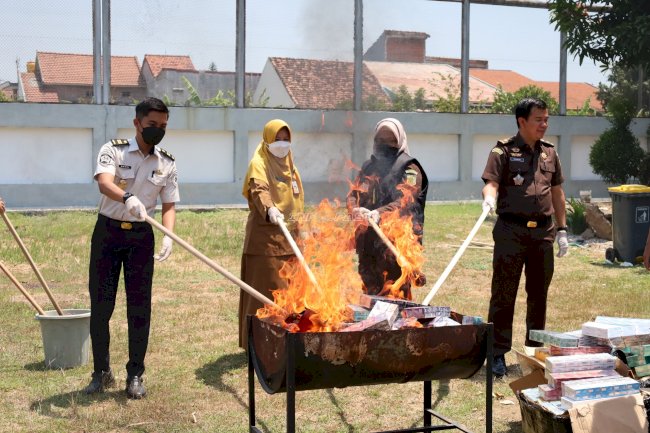 Perkuat Sinergi Penegakan Hukum, Lapas Mojokerto Hadiri Pemusnahan Barang Bukti di Kejari