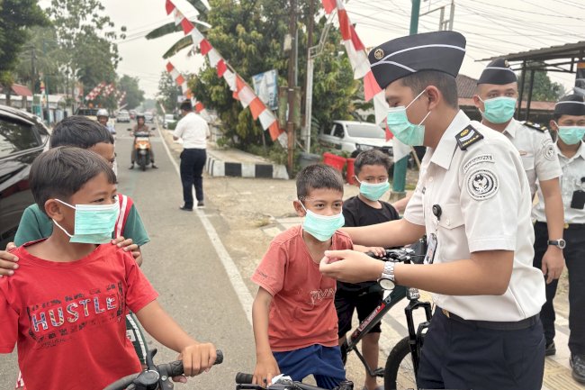 Peduli Kesehatan di Tengah Kabut Asap, Rutan Tanjung Bagikan Masker dan Vitamin