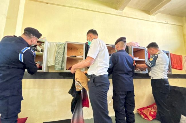 Perkuat Zero Halinar, Lapas Pemuda Madiun Gelar Razia Insidentil