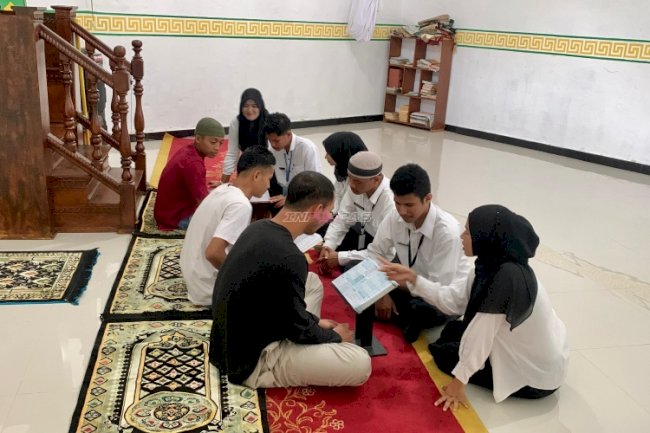 Peserta Magang di Lapas Bandanaira Dampingi Warga Binaan Perdalam Al-Qur'an 