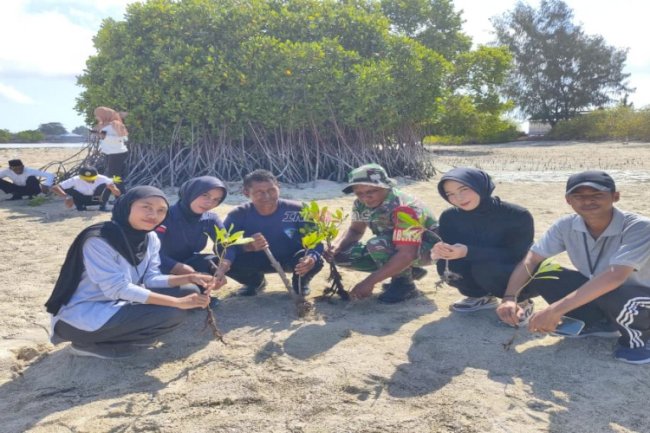 Sambut HUT Ke-81 Kodam XV/Pattimura, Lapas Geser dan Koramil Geser Lakukan Penanaman Bibit Pohon Mangrove 