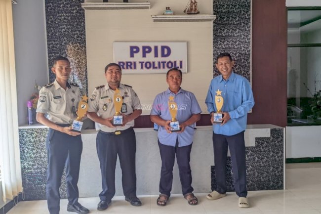 Lapas Tolitoli Serahkan Enam Piala Hasil Karya Warga Binaan untuk Lomba Bintang Radio RRI