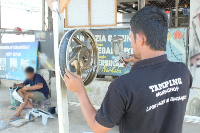 Warga Binaan Lapas Banjarmasin Praktik Perbaikan dan Pengecatan Motor