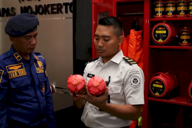Pastikan Kesiapsiagaan, Lapas Mojokerto Cek APAR bersama Damkar Kabupaten Mojokerto