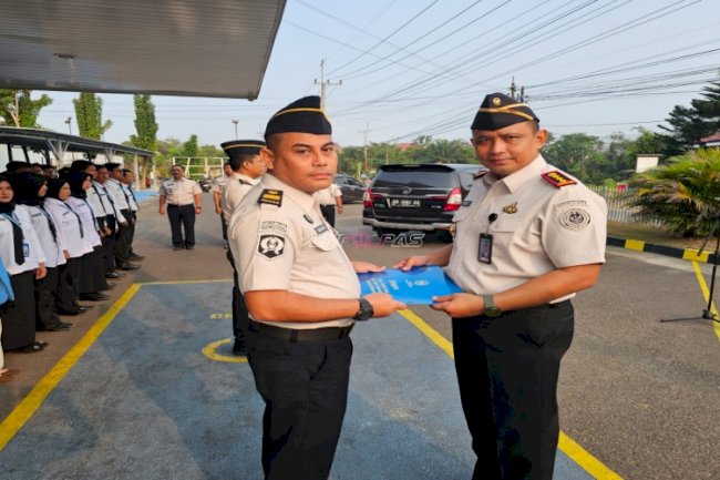 Pengabdian 20 Tahun, Dua Petugas Lapas Pangkalpinang Terima Satyalancana Karya Satya