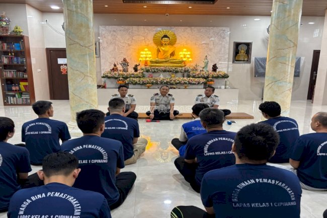 Perkuat Pembinaan Kepribadian, Kalapas Kelas I Cipinang Ajak Umat Buddha Jaga Tata Tertib dan Kehormatan Vihara