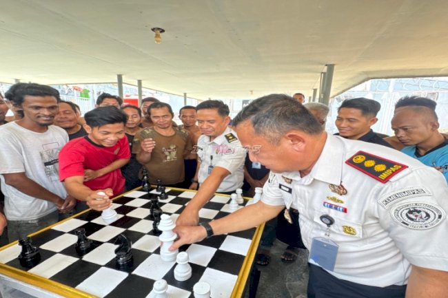 Serahkan Papan Catur Hasil Karya Giatja, Kalapas Narkotika Karang Intan Ajak Warga Binaan Bermain Catur Bersama
