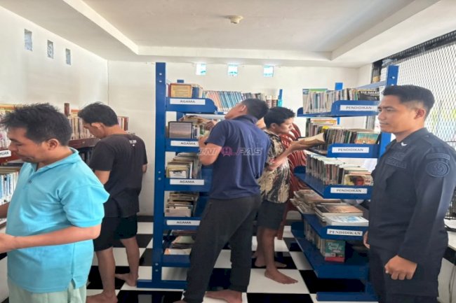 Buka Wawasan dengan Buku, Warga Binaan Lapas Narkotika Karang Intan Manfaatkan Perpustakaan