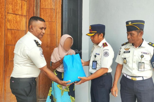 Lapas Geser Salurkan Bantuan Sembako bagi Lansia dan Warga Sekitar