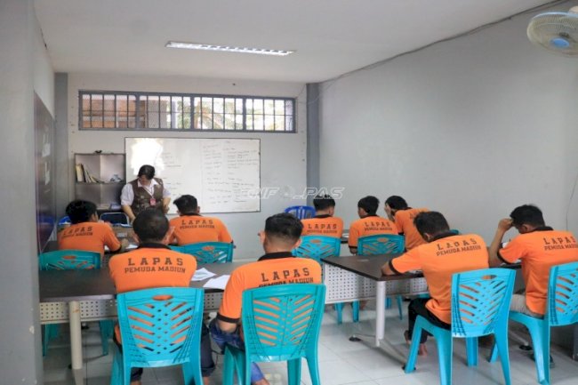 Kejar Pendidikan, Warga Binaan Lapas Pemuda Madiun Semangat Belajar Bahasa Inggris