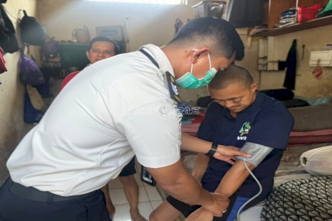 Sambangi Blok Hunian, Klinik Pratama Lapas Narkotika Karang Intan Pantau Kesehatan Warga Binaan