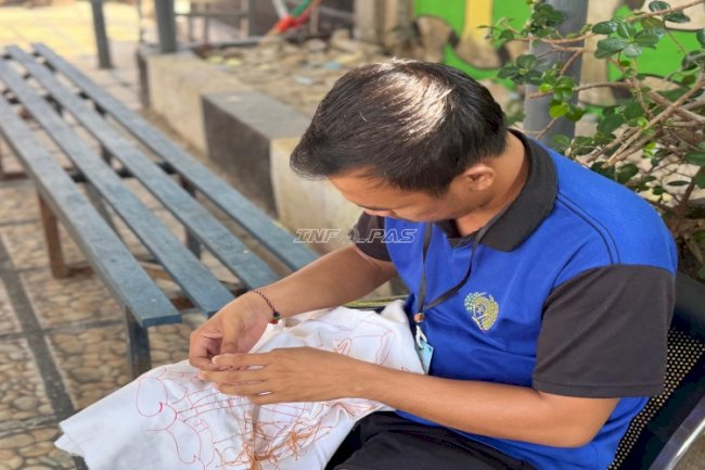 Menjahit Jelujur dengan Teliti, Warga Binaan Lapas Narkotika Karang Intan Kembangkan Keterampilan Sasirangan