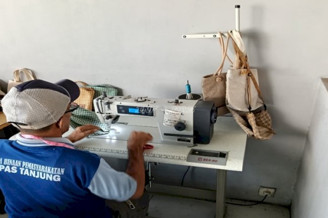 Produksi Tas D’Payau, Sarana Pembinaan Keterampilan Menjahit di Lapas Tanjung