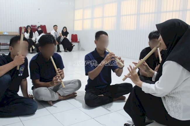 Kembangkan Minat, Bakat, dan Kreativitas Warga Binaan, Rutan Majene Gelar Kelas Seni Musik Suling