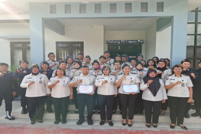 Lapas Perempuan Ambon Beri Penghargaan bagi Dua Petugas Teladan Triwulan III
