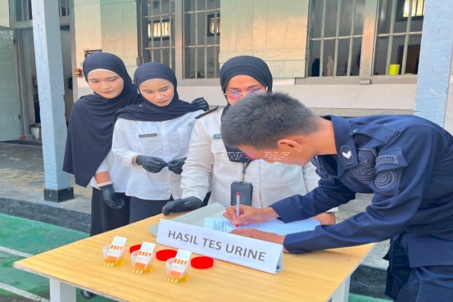 Komitmen Zero Narkoba, Lapas Bandanaira Kembali Tes Urine Warga Binaan dan Petugas
