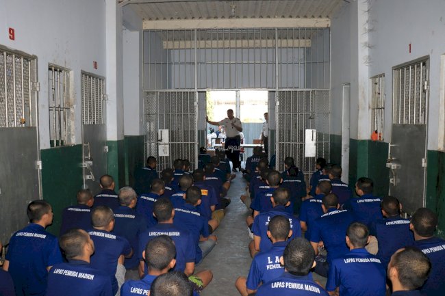 Perkuat Pembinaan Humanis, Kalapas Pemuda Madiun Beri Arahan dan Ajak Makan Bersama Warga Binaan Straf Cell