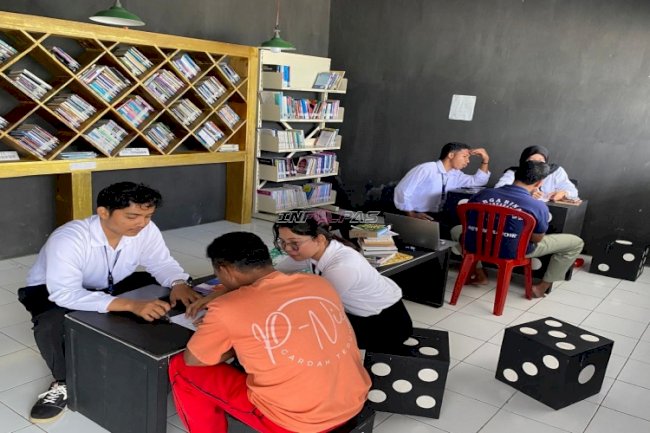 Perkuat Literasi, Rutan Masohi dan Peserta Magang Dampingi Warga Binaan Belajar Calistung