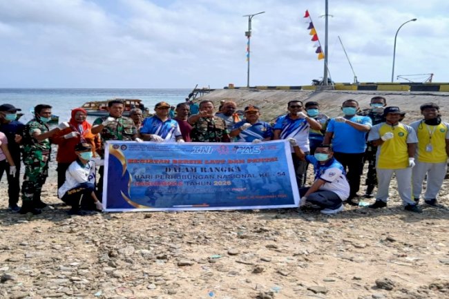 Bersama UPP Geser, Lapas Geser dan Peserta Magang Bersihkan Pantai Sambut Harhubnas 2026