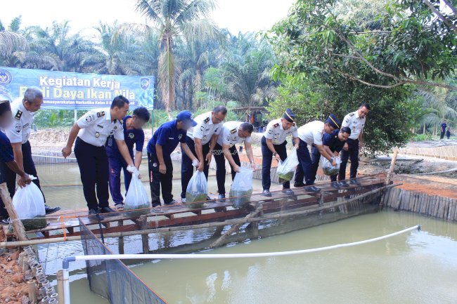 Lapas Narkotika Muara Sabak Tebar Benih Ikan Nila, Perkuat Program Ketahanan Pangan