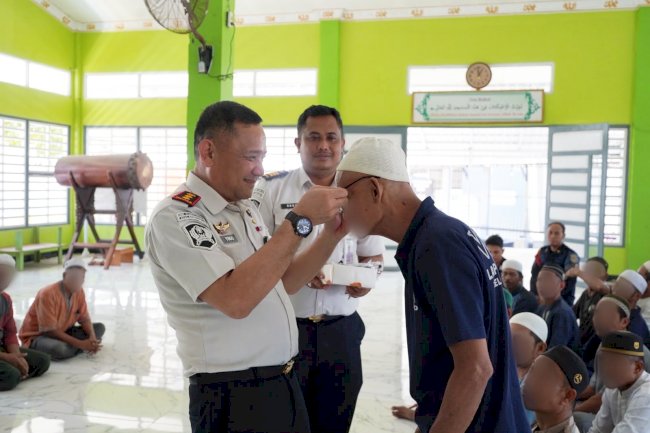 Bagikan Kacamata Baca, Lapas Narkotika Karang Intan Dukung Aktivitas Pembinaan Warga Binaan