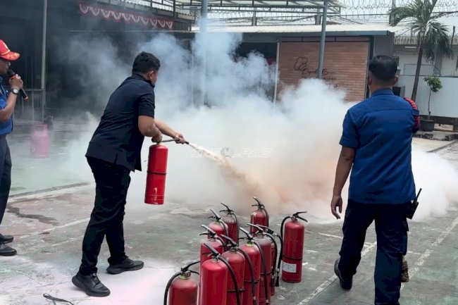Mitigasi Risiko Kebakaran, Lapas Cipinang Bekali Petugas dan Warga Binaan Pelatihan Pemadaman Api