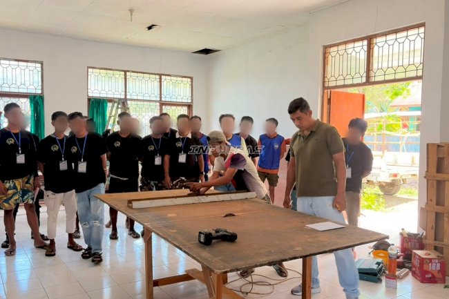 Asah Keterampilan Kerja, Bapas Waikabubak Gelar Pelatihan Mebel bagi Klien Pemasyarakatan