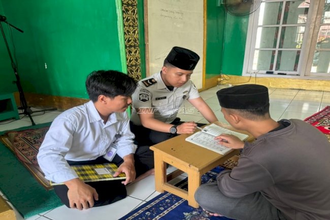 Petugas Lapas Tahuna Bimbing Warga Binaan Belajar Iqra dan Al-Qur'an