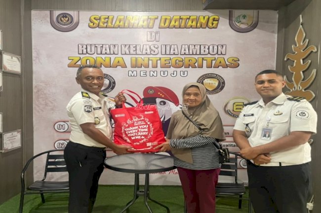 Wujud Kepedulian, Rutan Ambon Kembali Berikan Bansos kepada Keluarga Warga Binaan