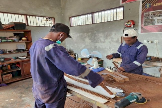 Sentuhan Estetik Bernilai Jual, Intip Produksi Sabuk Kayu Eboni Unggulan Lapas Tual